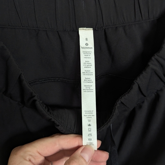 Lululemon NWOT On The Fly Short 2.5" Woven Black sz 8 - Picture 3 of 5